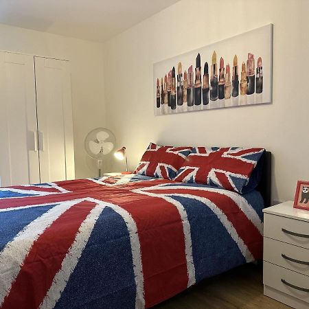 Modern, Large Independent Room With En-Suite Bathroom In Private Owned Apartment Лондон Екстериор снимка